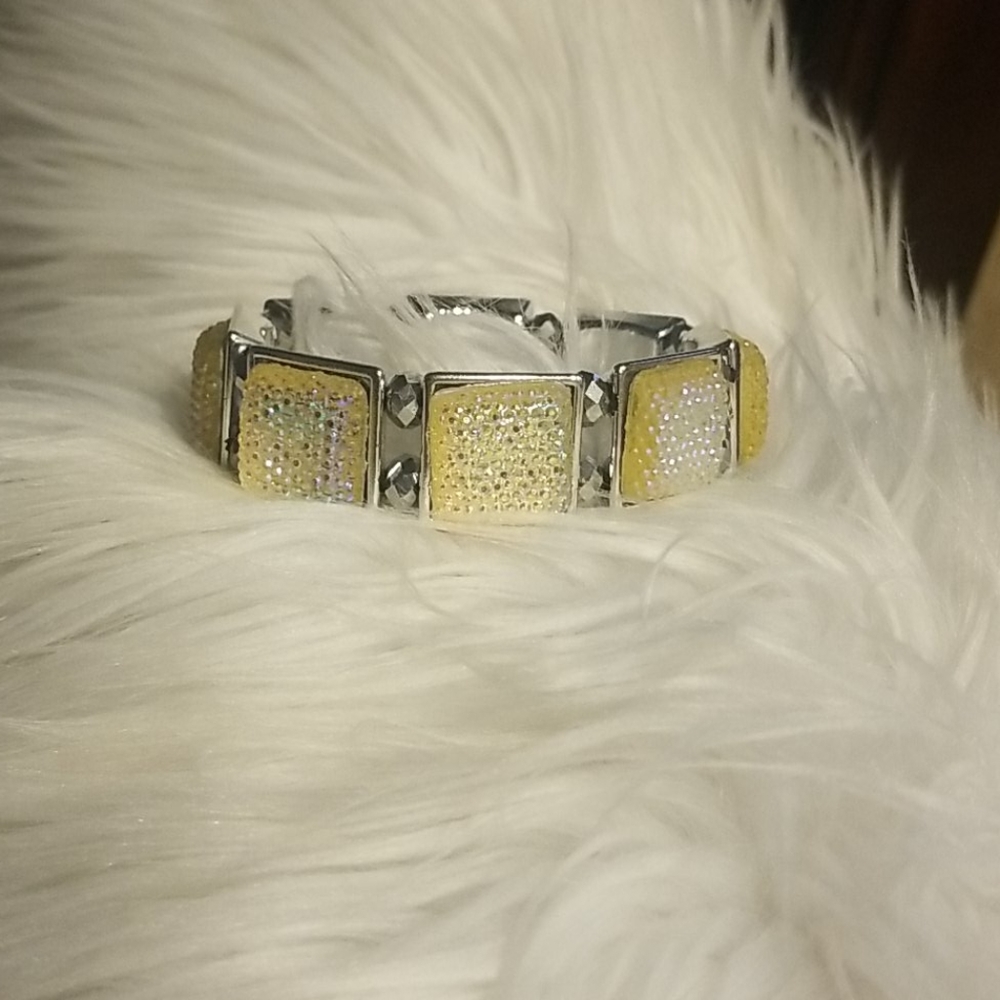 CLEARANCE Iridescent stretch bracelet